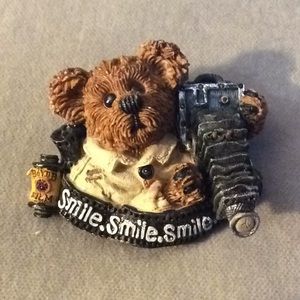 Vintage Boyd’s bears photographer pin smile